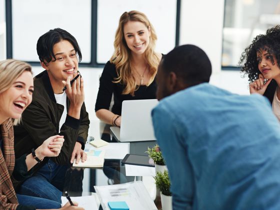 Teilnehmerinnen und Teilnehmer der Werbe Akademie lernen und arbeiten gemeinsam an einem Projekt